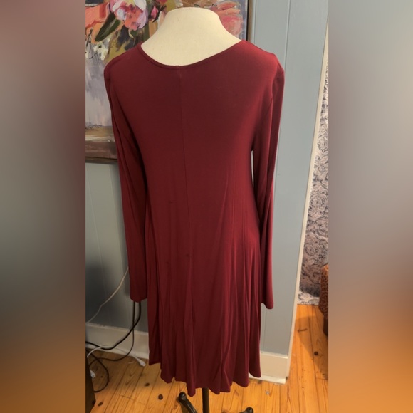 Old Navy Cranberry Knee Length Long Sleeve Dress in Medium - Picture 4 of 4